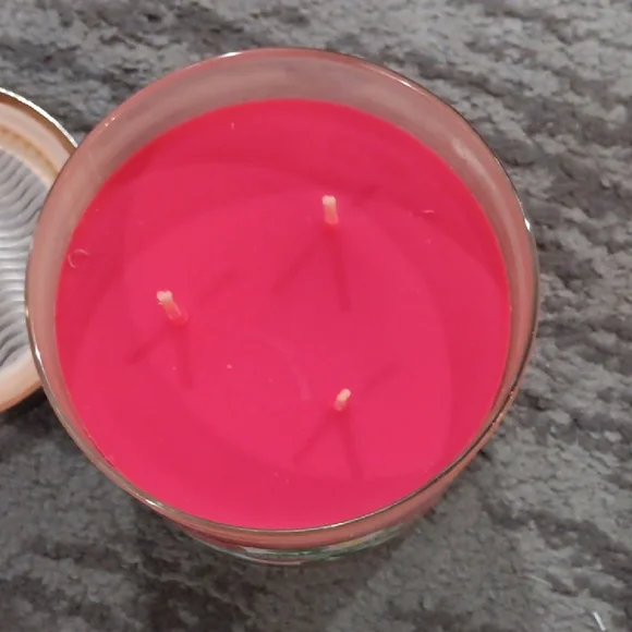 Discontinued Bath & Body Works Strawberry Vanilla Candle - Red